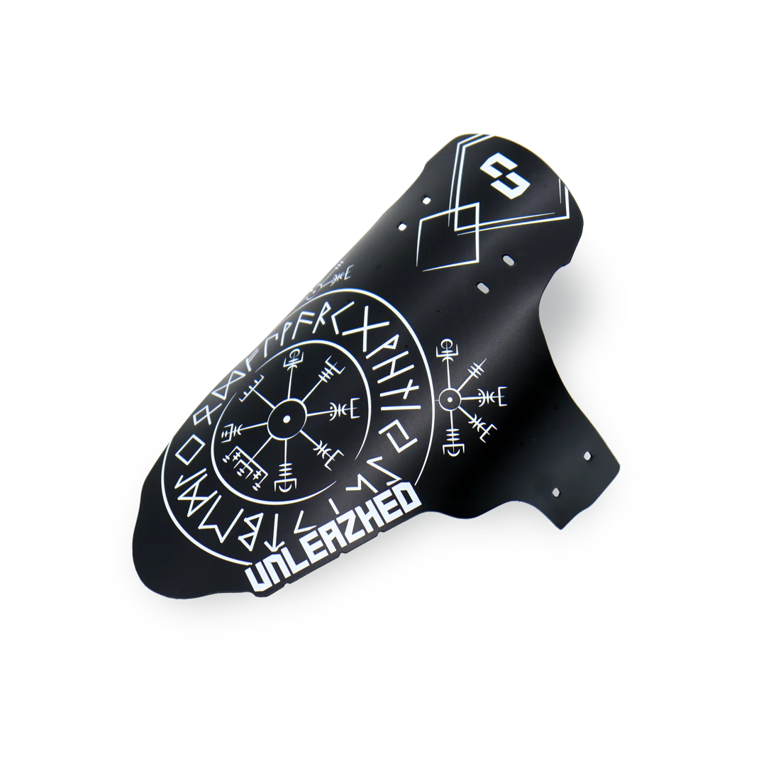 unleazhed - M01 runes of shred, Schutzprotektor, Schwarzer Kunststoff, Weiße Grafiken, Geformte Schale, Sportausrüstung