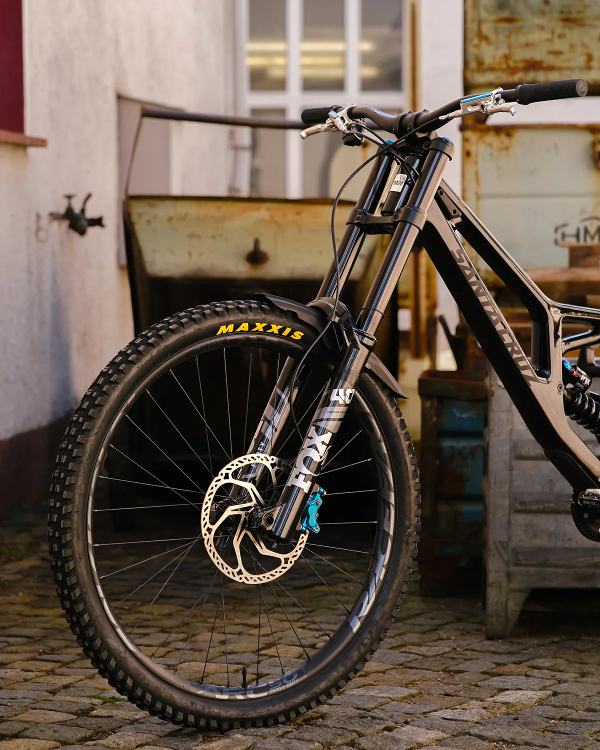 M06 Bolt-On MTB-Schutzblech am Vorderrad eines Santa Cruz Mountainbikes