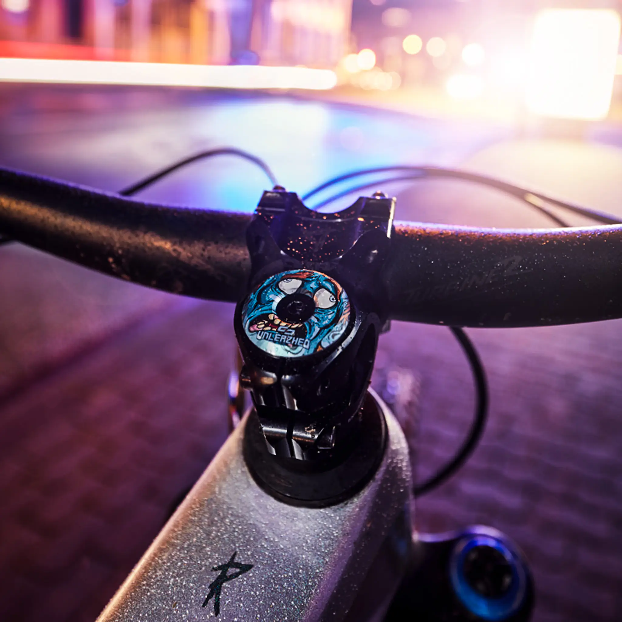 AL01 Eddy top cap on a mountain bike in coloured light