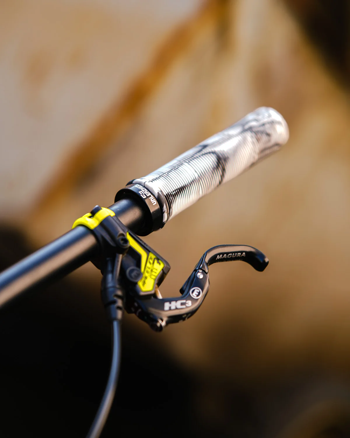 Schwarz-grauer Unleazhed G1 Griff im Detail am Mountainbike-Lenker