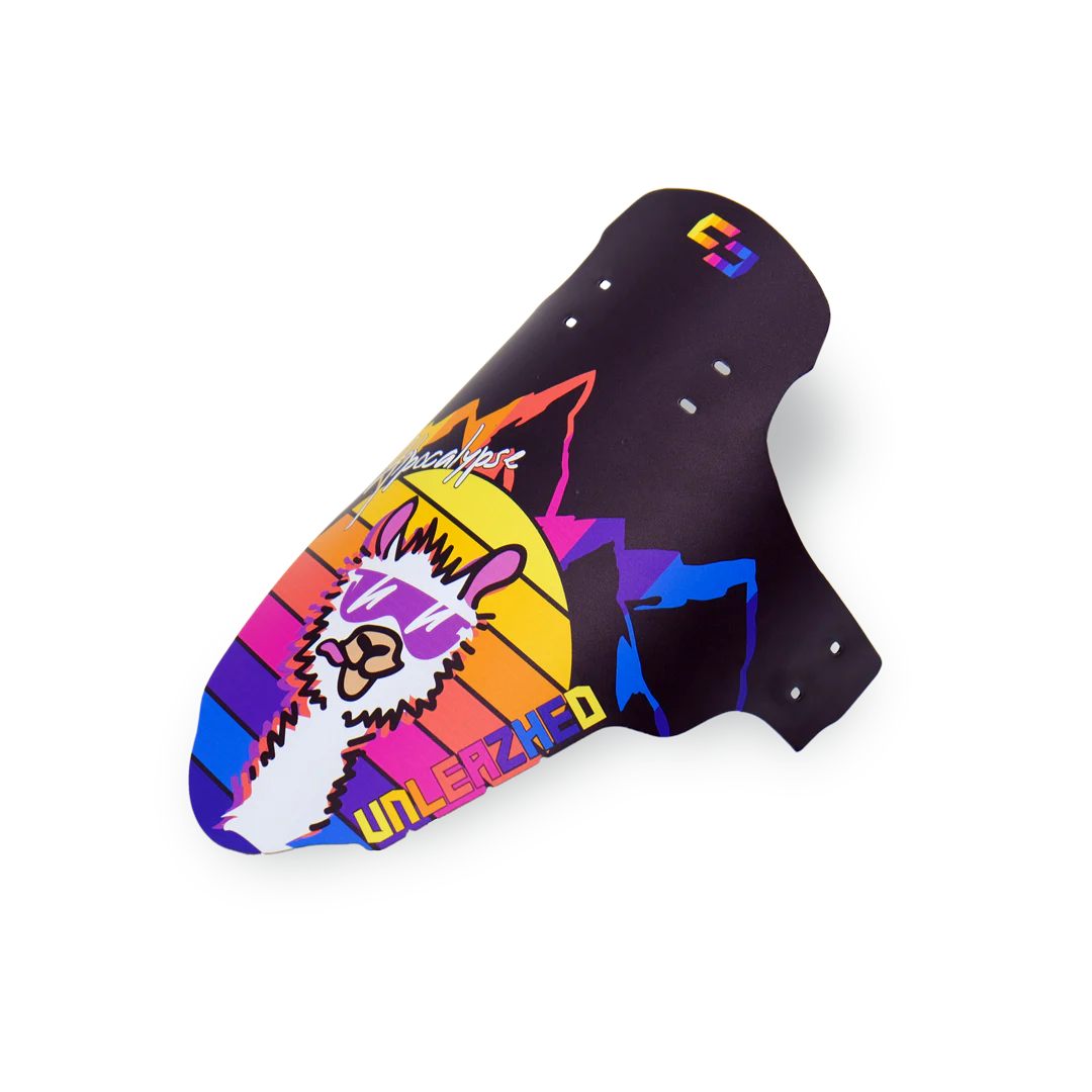 unleazhed - M01 edition Alpocalypse - Alpenrose Samerberg, Skateboard-Deck, Lama-Motiv, buntes Grafikdesign, schwarze Oberfläche, Holzdeck