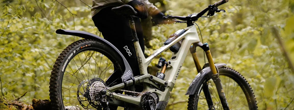 Mountainbike mit vorderem und hinterem MTB-Schutzblech im Wald