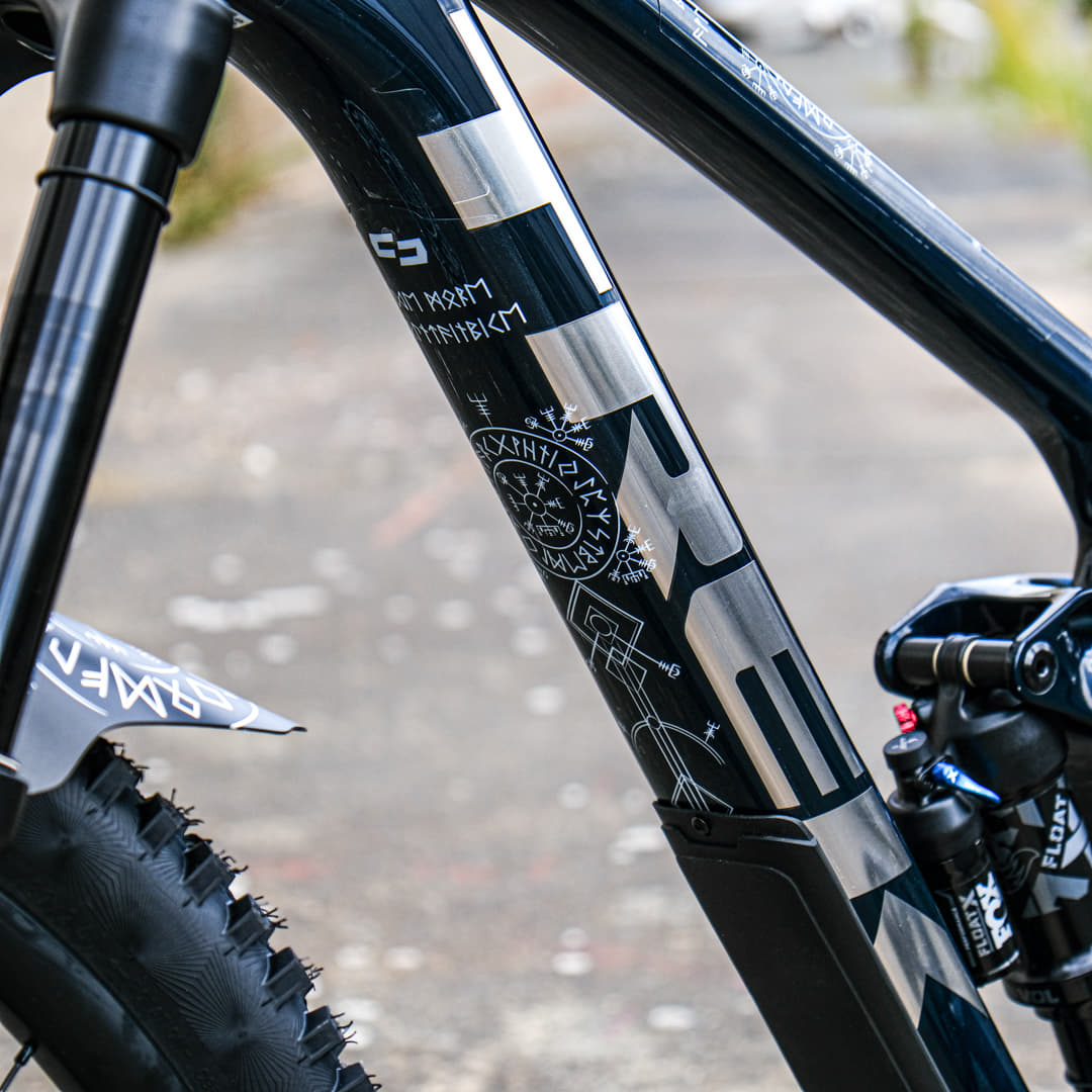 Frame Protection XXL glossy runes of shred white - unleazhed Frame Protection XXL matt runes of shred white - unleazhed