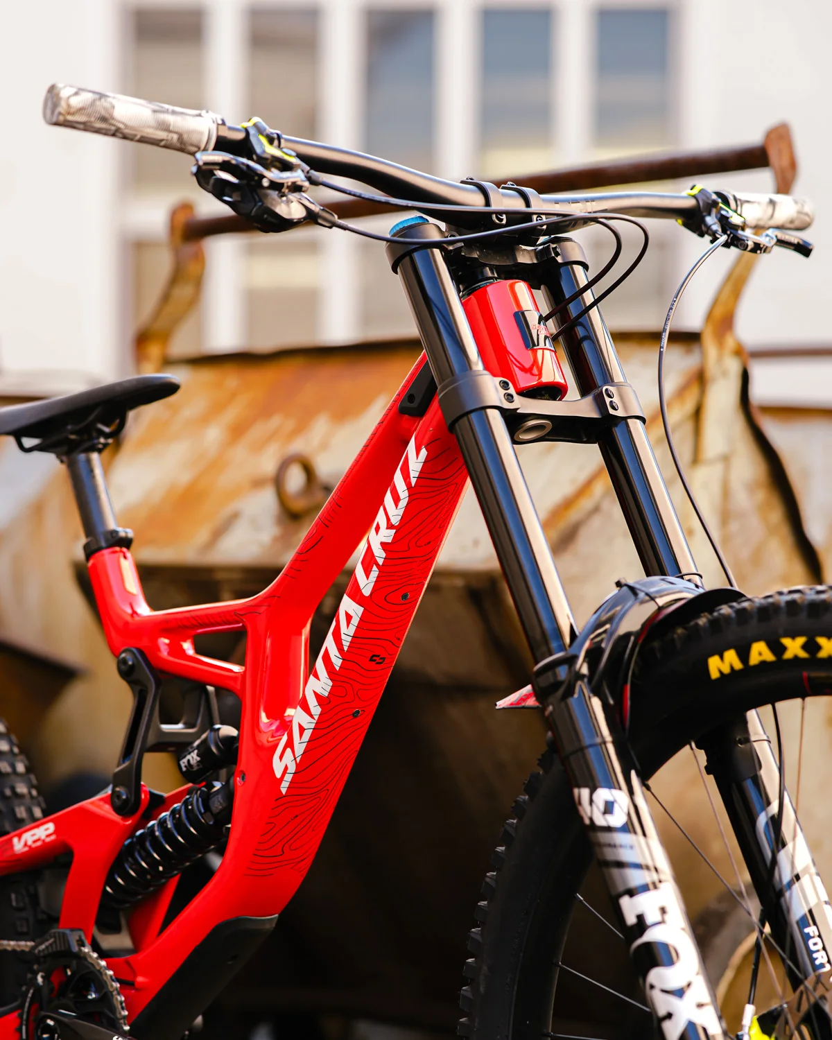 Topolines black Rahmenschutzfolie am roten Mountainbike