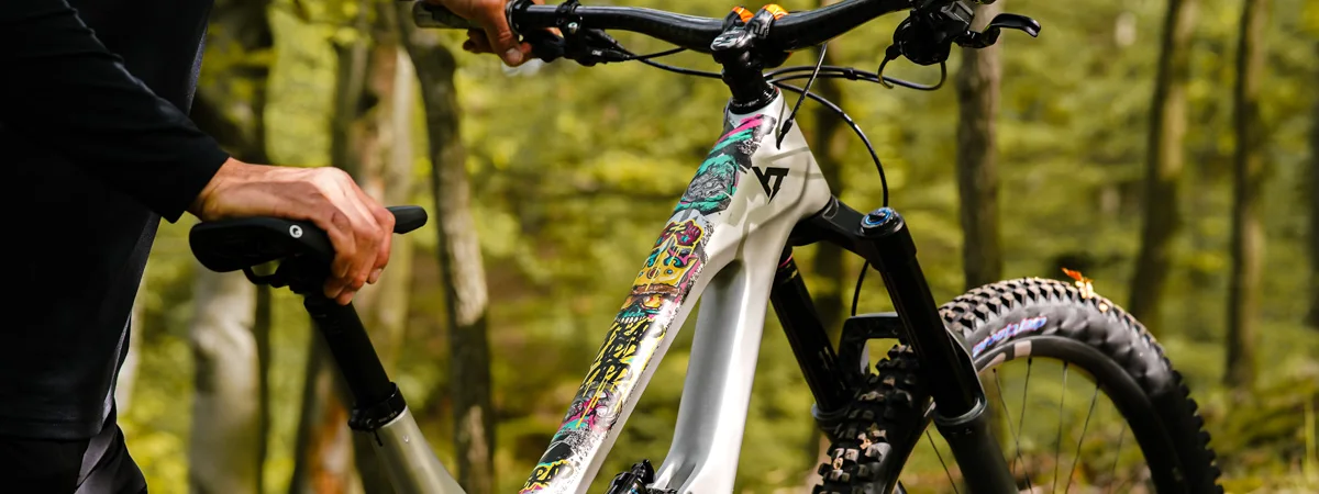 Mountainbike mit bedruckter Rahmenschutzfolie im Wald