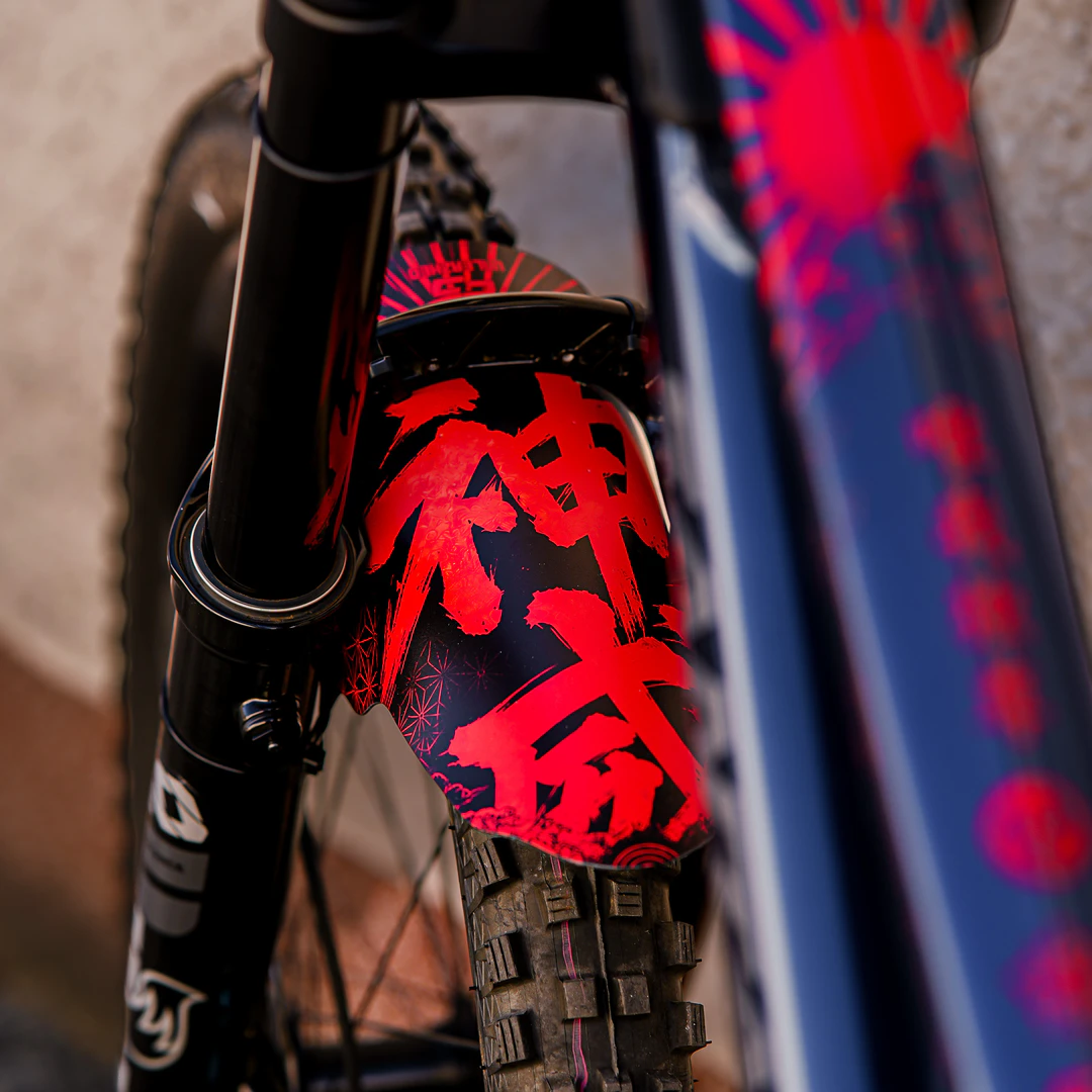 unleazhed - M01 Mudguard Fuji Flow, Mountainbike-Schutzblech, Vorderrad-Schutzblech, Rot-schwarzes Muster, Kunststoff, Spritzschutz