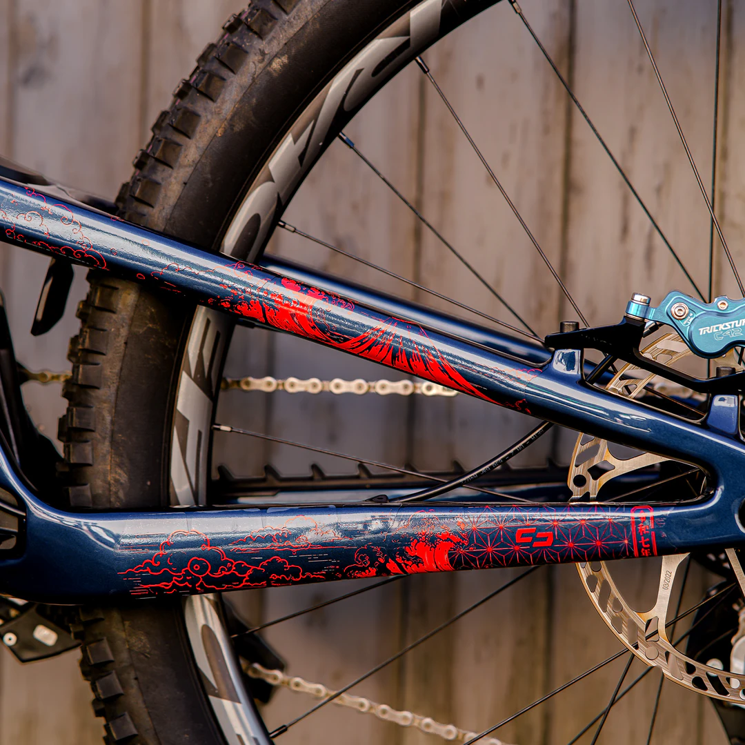 Frame Protection XXL matt Fuji Flow color - unleazhed, Mountainbike-Rahmen, blau, rote Grafik, Scheibenbremse, Stollenreifen, Mountainbike-Rahmen, dunkelblau, rote Grafiken, Scheibenbremse, Stollenreifen