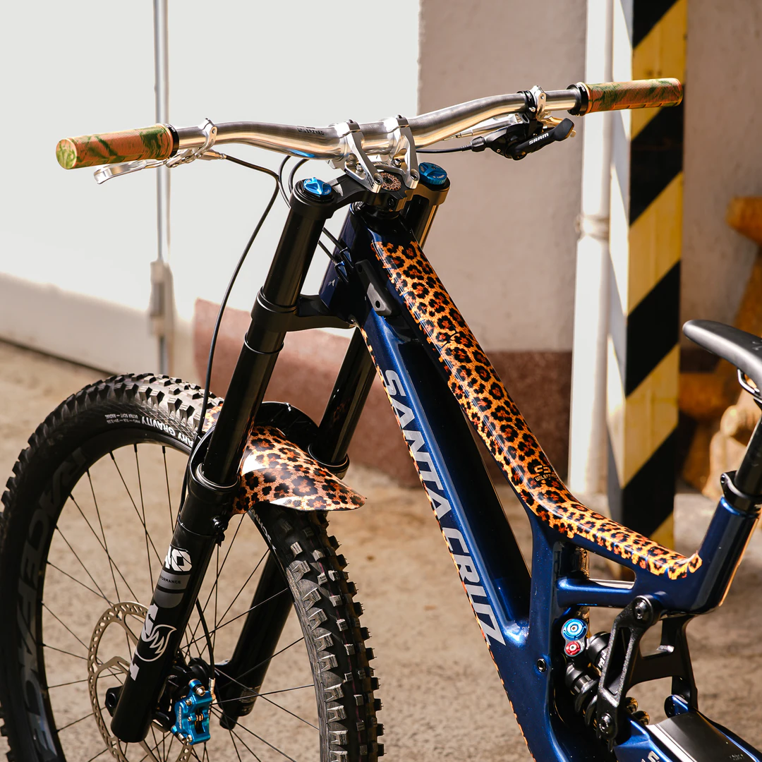 Frame Protection S Top Tube matt Ride Hard black - unleazhed, Mountainbike, Vollgefederter Rahmen, Blaue Lackierung, Leopardenmuster, Stollenreifen