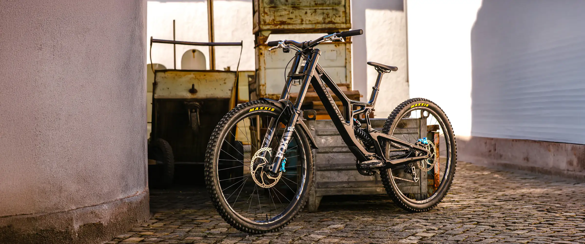 Mountainbike mit Unleazhed Schutzblech am Vorderrad in einem Innenhof
