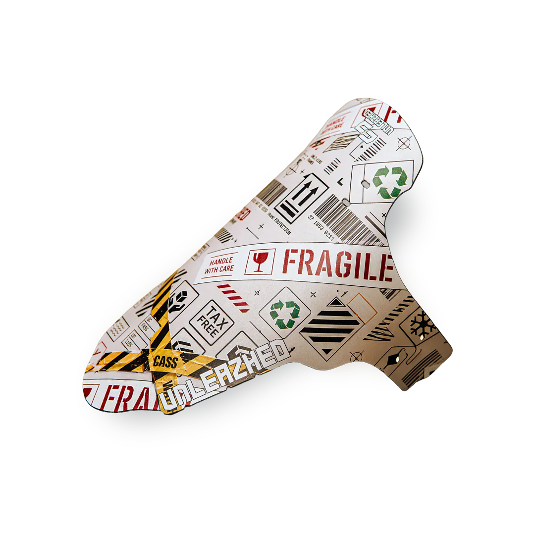 Mudguard M01 Fragile - Unleazhed, Schutzpad, Versandetiketten-Motiv, Mehrfarbig, Recycling-Symbole