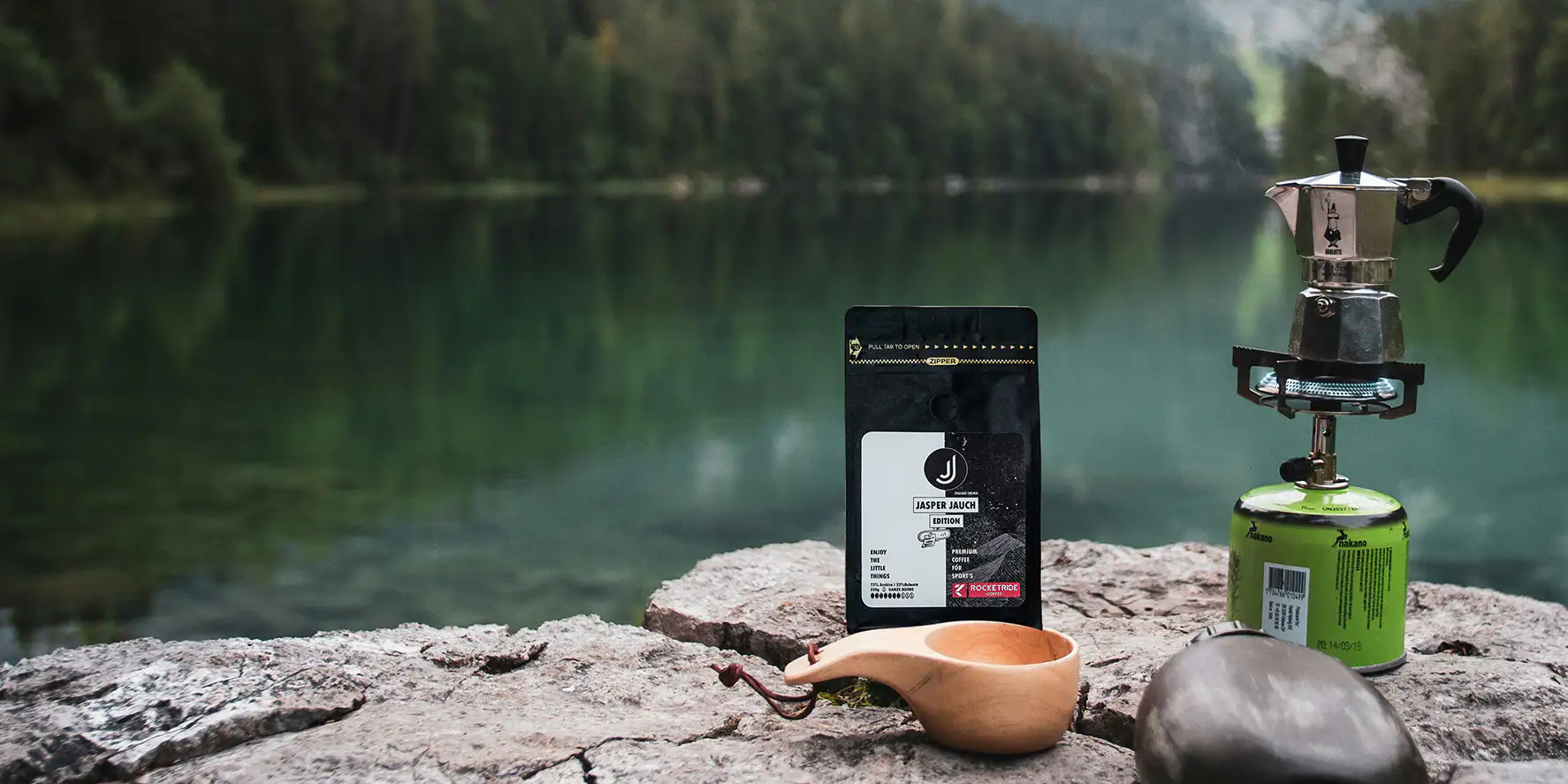 Jasper-Jauch-Bio-Kaffee mit Espressokocher und Tasse an einem Bergsee