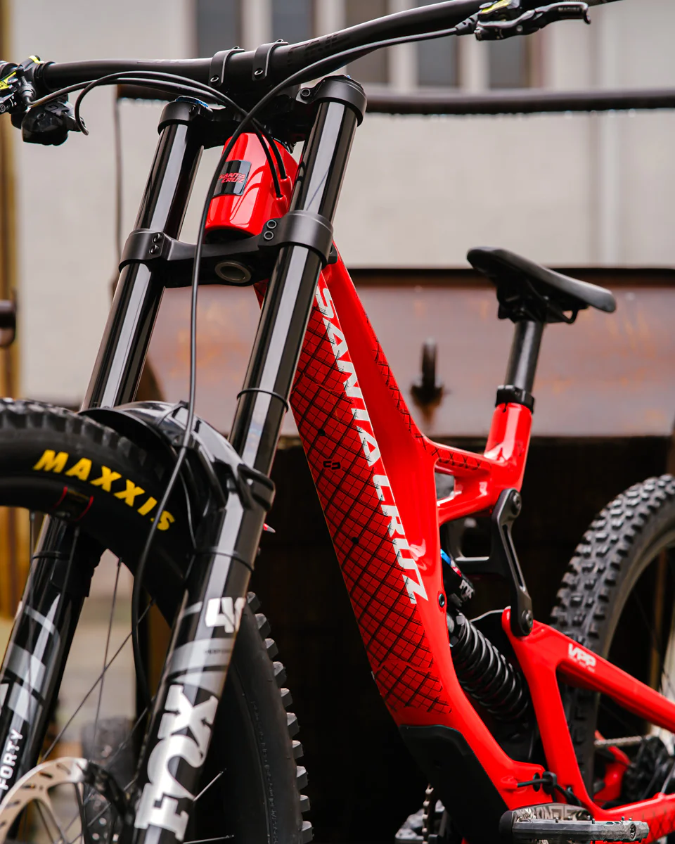 Karo black Rahmenschutzfolie am roten Mountainbike