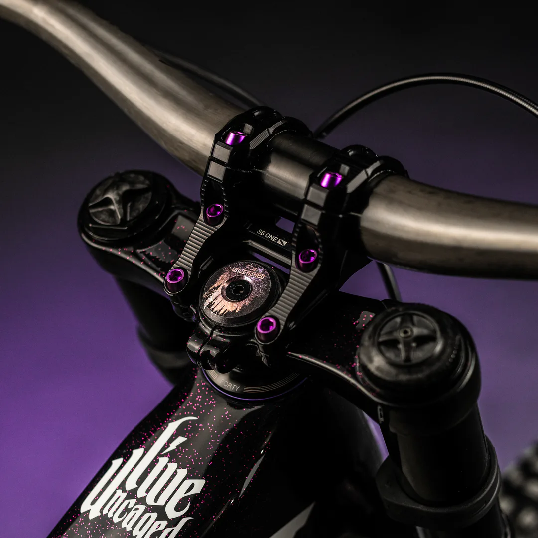 AL01 Nightsky Top Cap montiert am Mountainbike-Cockpit